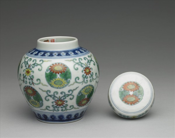 鬥彩團花紋蓋罐