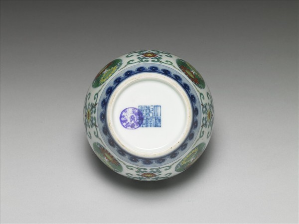 鬥彩團花紋蓋罐