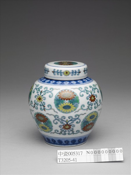 鬥彩團花紋蓋罐