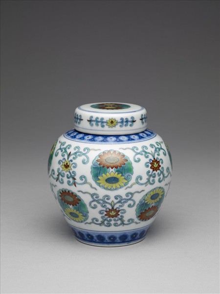 鬥彩團花紋蓋罐