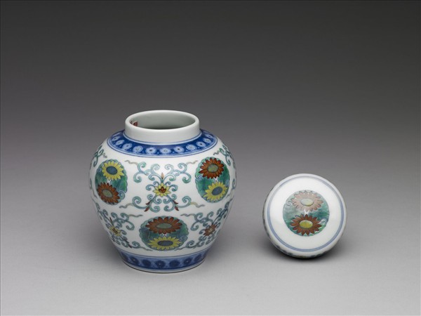 鬥彩團花紋蓋罐