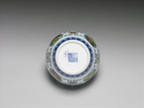 鬥彩團花紋蓋罐