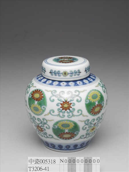 鬥彩團花紋蓋罐