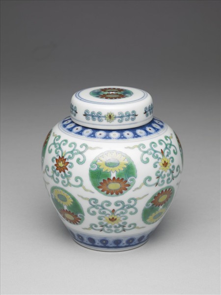 鬥彩團花紋蓋罐