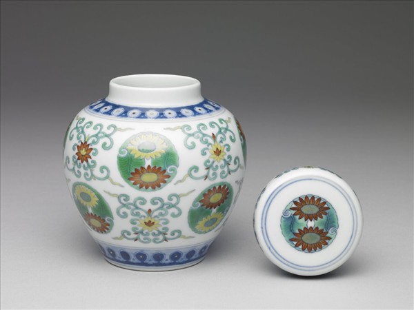 鬥彩團花紋蓋罐