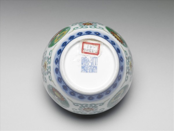 鬥彩團花紋蓋罐