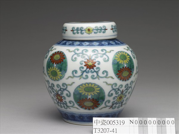 鬥彩團花紋蓋罐