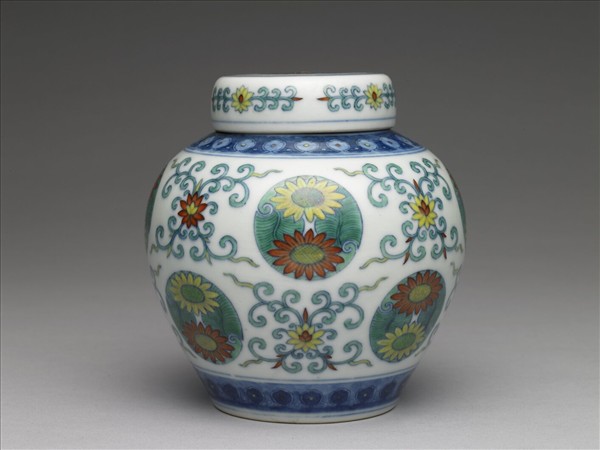 鬥彩團花紋蓋罐