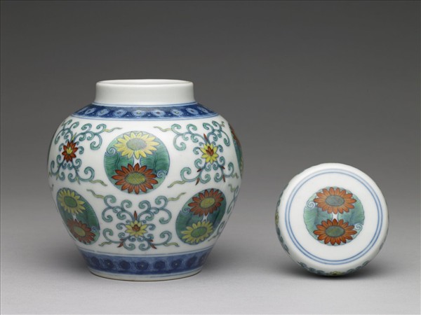 鬥彩團花紋蓋罐