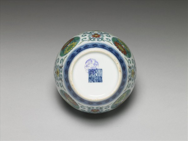 鬥彩團花紋蓋罐