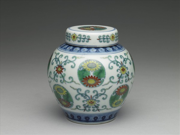 鬥彩團花紋蓋罐