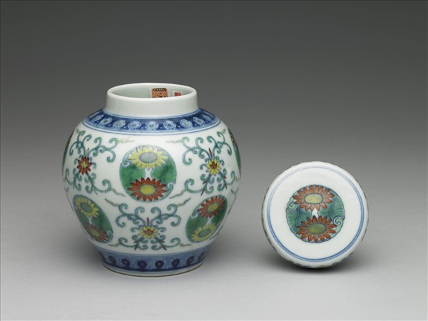 鬥彩團花紋蓋罐