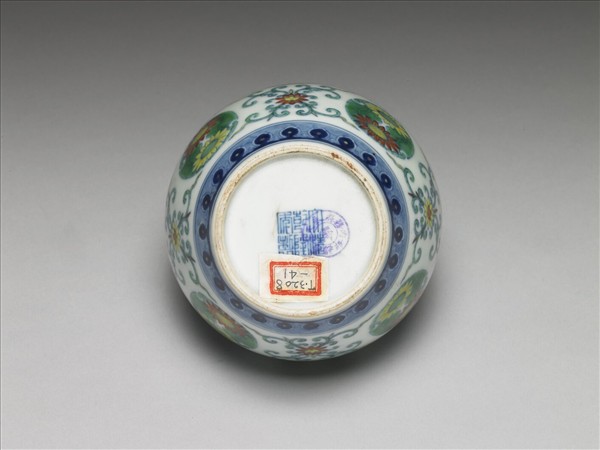 鬥彩團花紋蓋罐