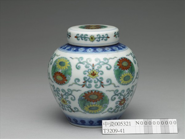 鬥彩團花紋蓋罐