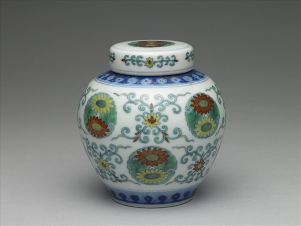 鬥彩團花紋蓋罐