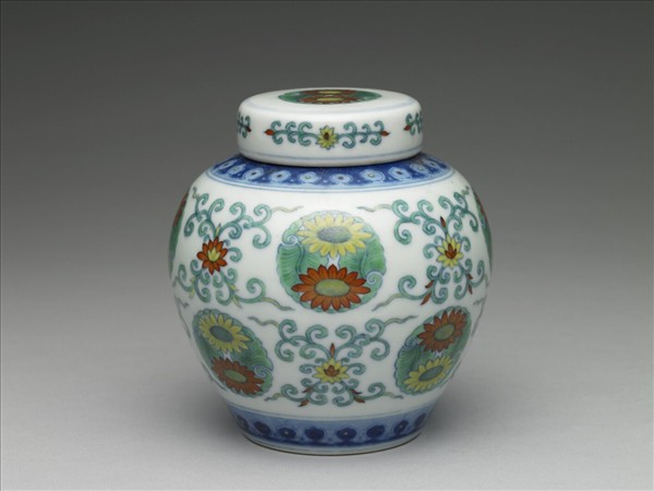 鬥彩團花紋蓋罐