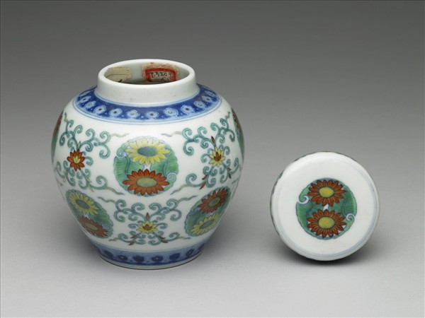 鬥彩團花紋蓋罐