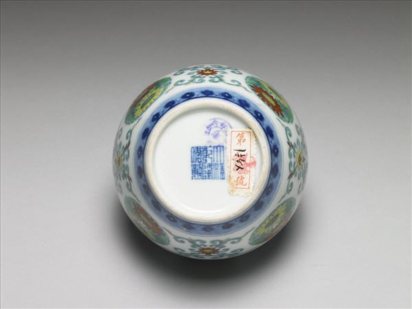 鬥彩團花紋蓋罐