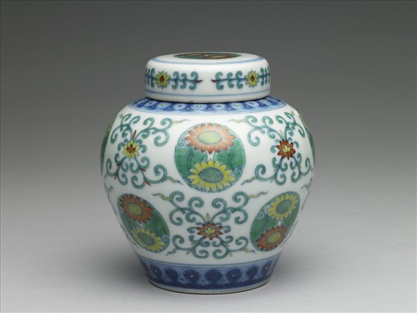 鬥彩團花紋蓋罐