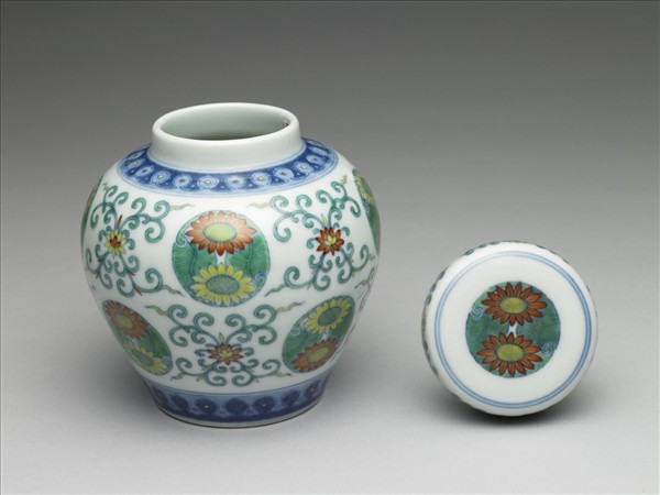 鬥彩團花紋蓋罐