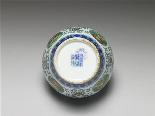 鬥彩團花紋蓋罐