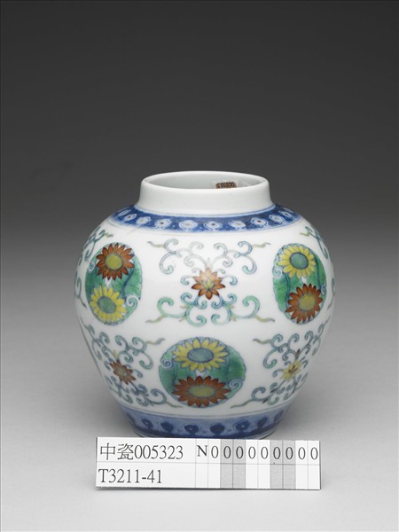 鬥彩團花紋蓋罐