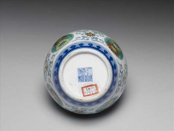 鬥彩團花紋蓋罐