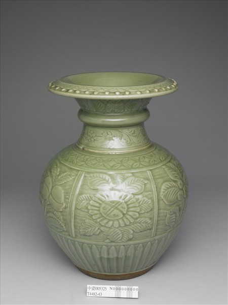 龍泉窯 青瓷拱花花果紋石榴尊