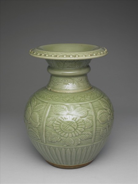 龍泉窯 青瓷拱花花果紋石榴尊