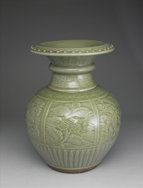 龍泉窯 青瓷拱花花果紋石榴尊