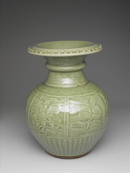 龍泉窯 青瓷拱花花果紋石榴尊