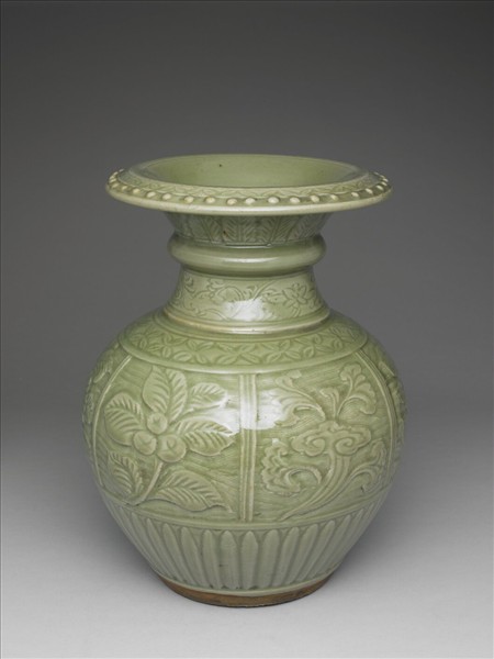 龍泉窯 青瓷拱花花果紋石榴尊