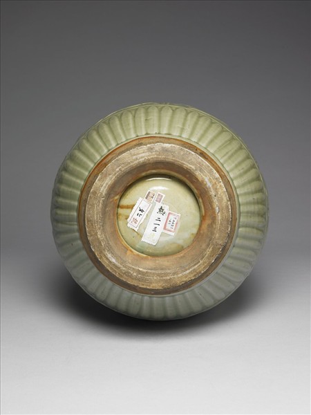 龍泉窯 青瓷拱花花果紋石榴尊