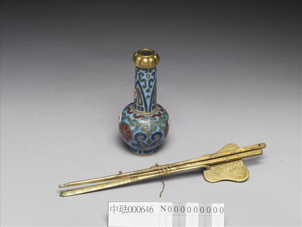 掐絲琺瑯花卉紋瓶