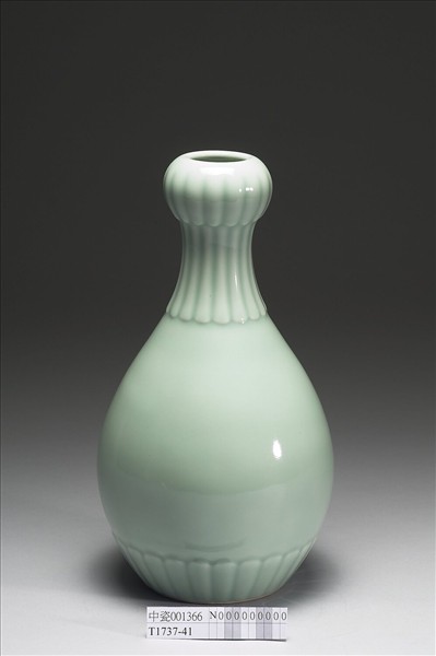 青瓷蓮瓣紋蒜頭瓶