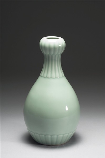 青瓷蓮瓣紋蒜頭瓶