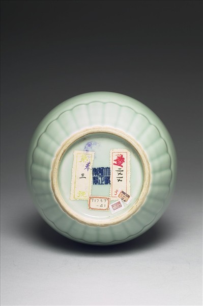 青瓷蓮瓣紋蒜頭瓶