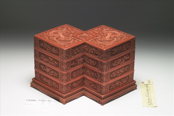 剔紅龍紋方勝式三層套盒