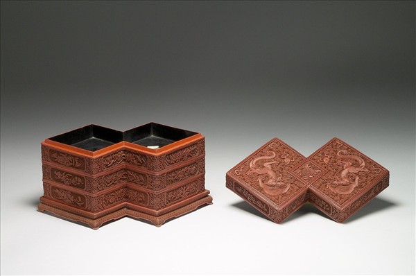 剔紅龍紋方勝式三層套盒