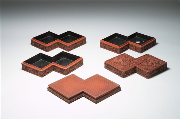 剔紅龍紋方勝式三層套盒