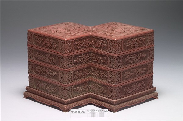 剔紅龍紋方勝式三層套盒