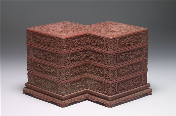 剔紅龍紋方勝式三層套盒