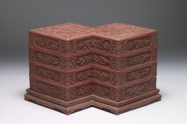 剔紅龍紋方勝式三層套盒