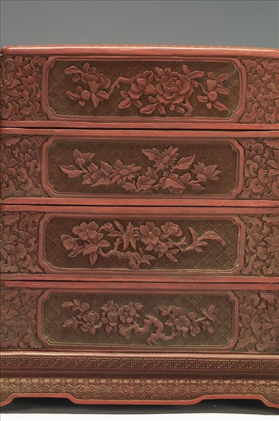 剔紅龍紋方勝式三層套盒