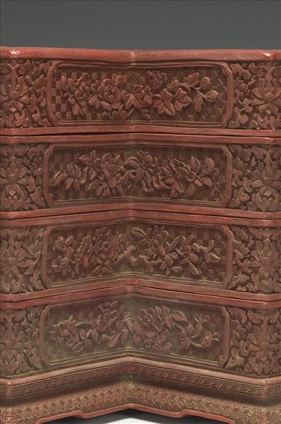 剔紅龍紋方勝式三層套盒