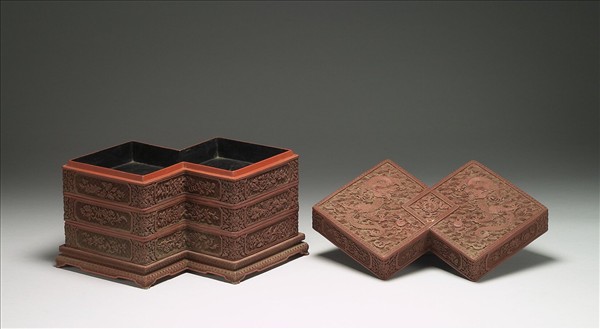 剔紅龍紋方勝式三層套盒