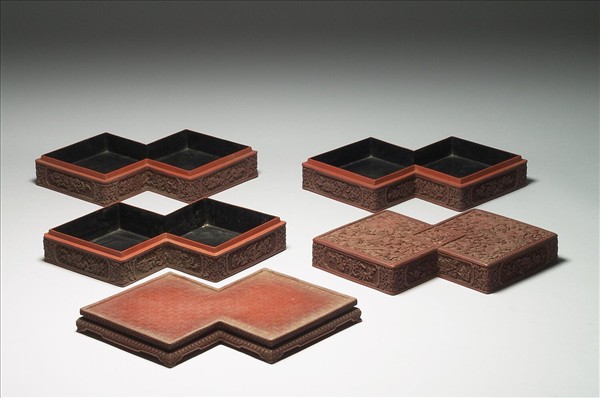 剔紅龍紋方勝式三層套盒