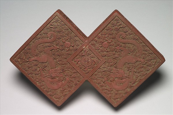 剔紅龍紋方勝式三層套盒