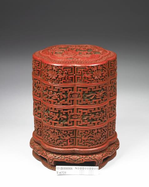 剔彩六瓣三層套盒