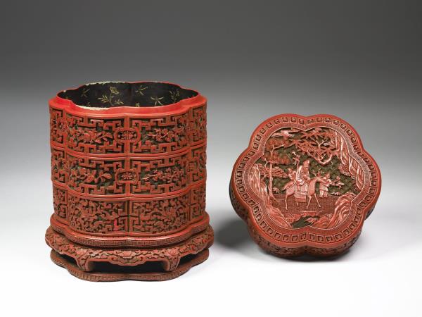 剔彩六瓣三層套盒